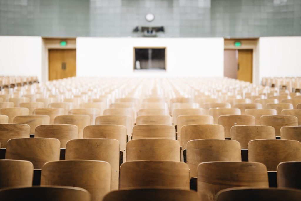 empty-chairs-in-theater-ewgmqs2tmji